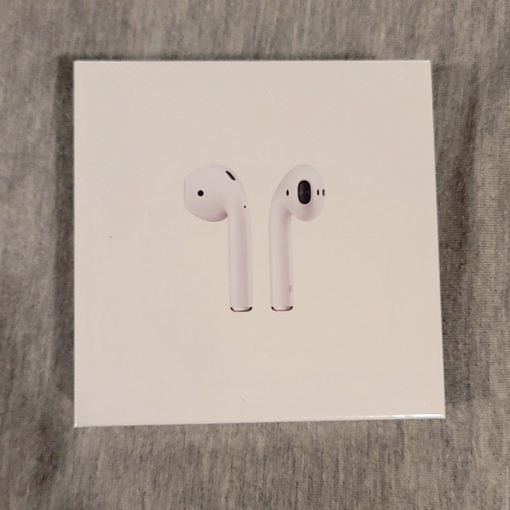 Apple - Airpods with Wireless Charging Case - WhiteModel:MRXJ2AM/A